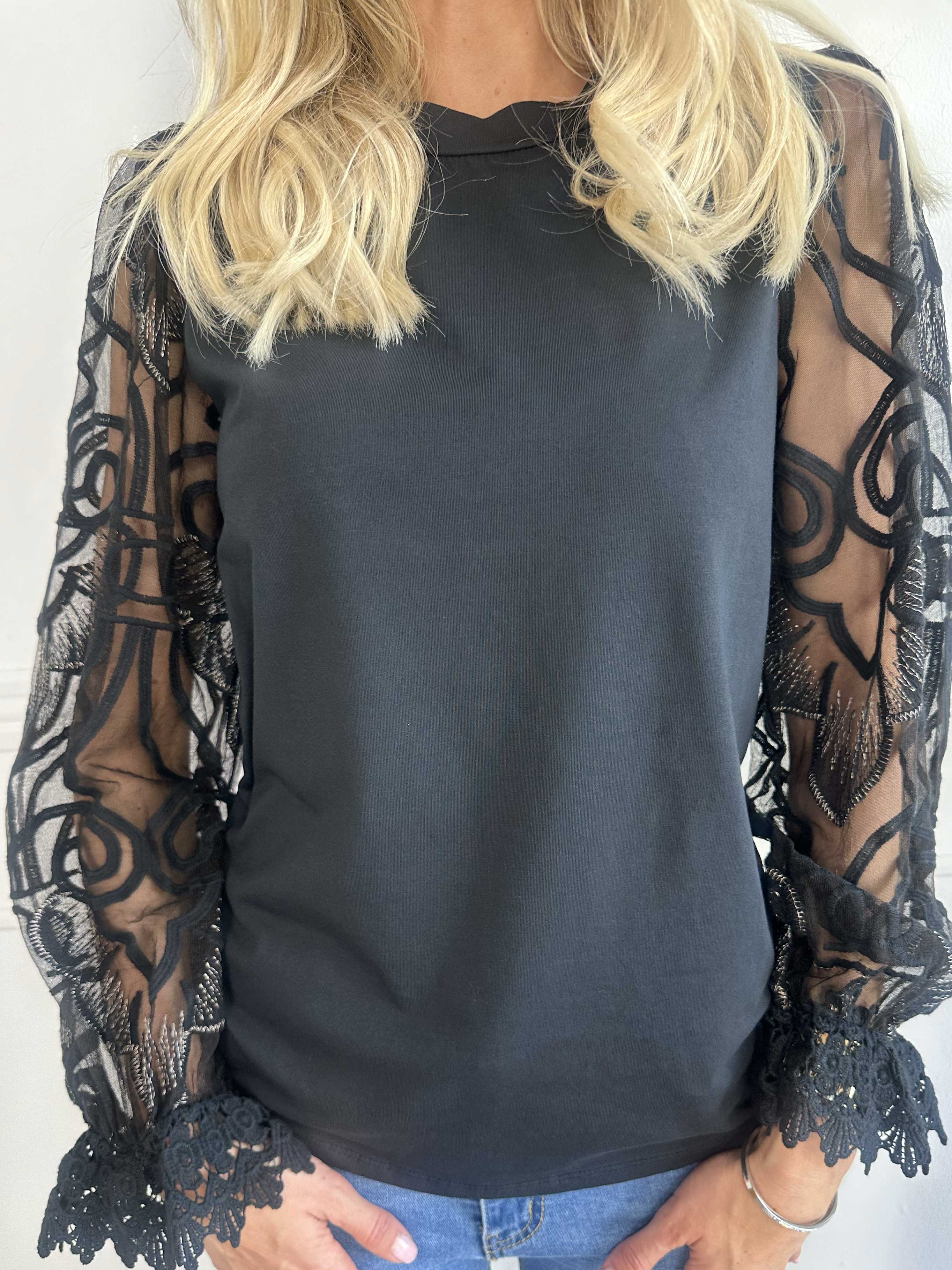 Nadine L/S - Sød bluse med blondeærmer